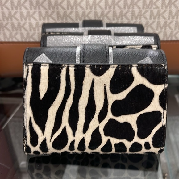 MICHAEL KORS
Carmen Medium Flap Bifold Faux Fur-Leather Wallet
Black
NWT - Picture 15 of 16